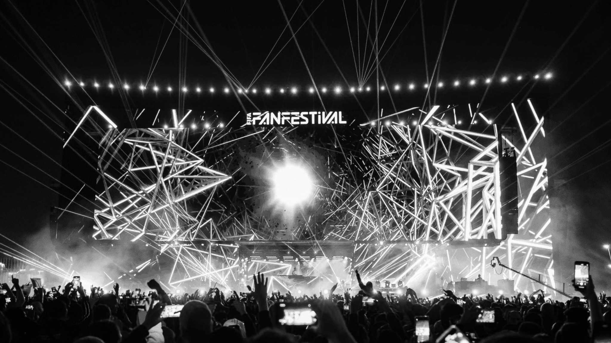 FIFA Fan Fest Qatar 2022 konser sahnesi ve seyirciler