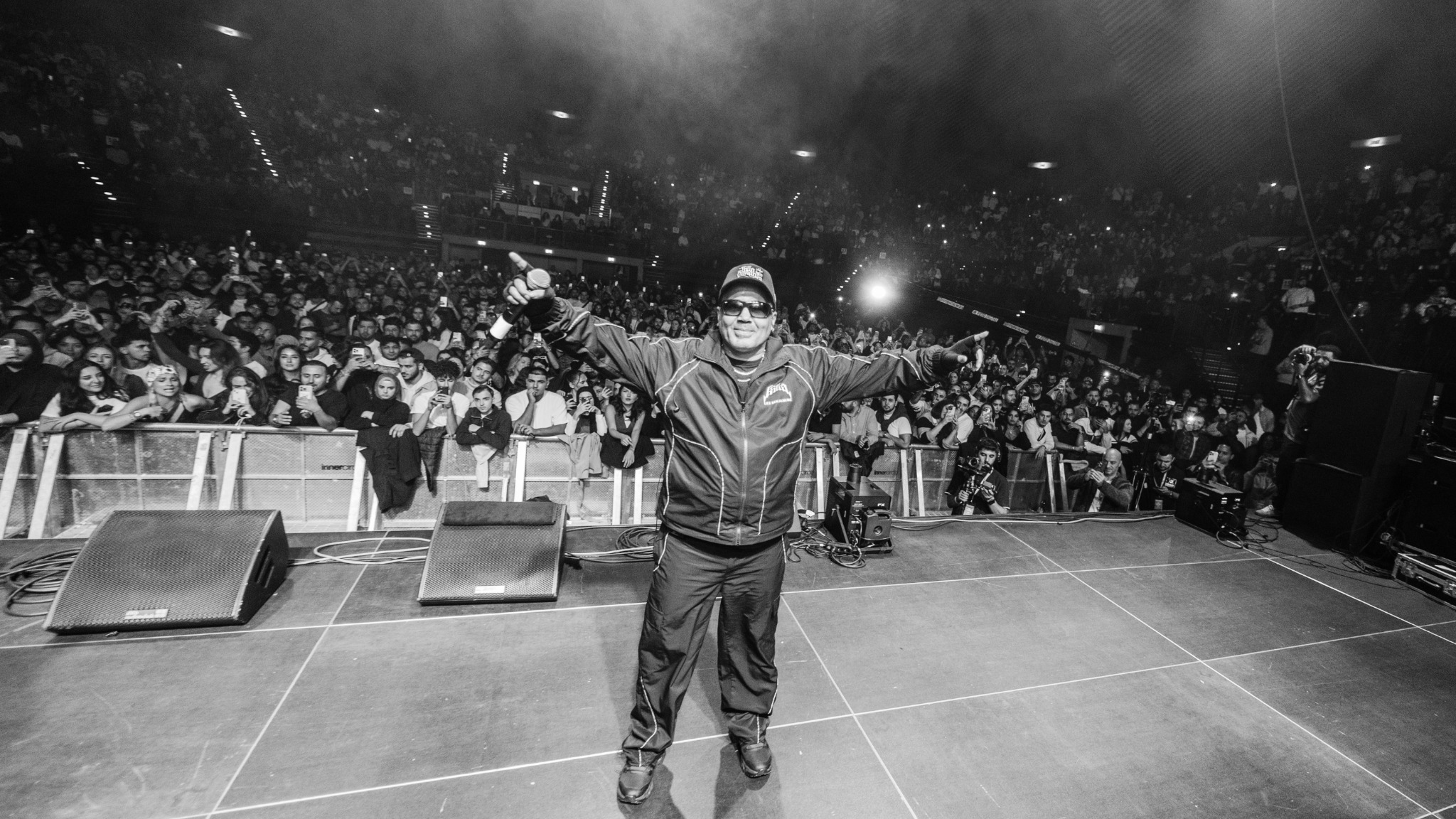 Killa Hakan Berlin Tempodrom sahnesinde seyircilerle birlikte